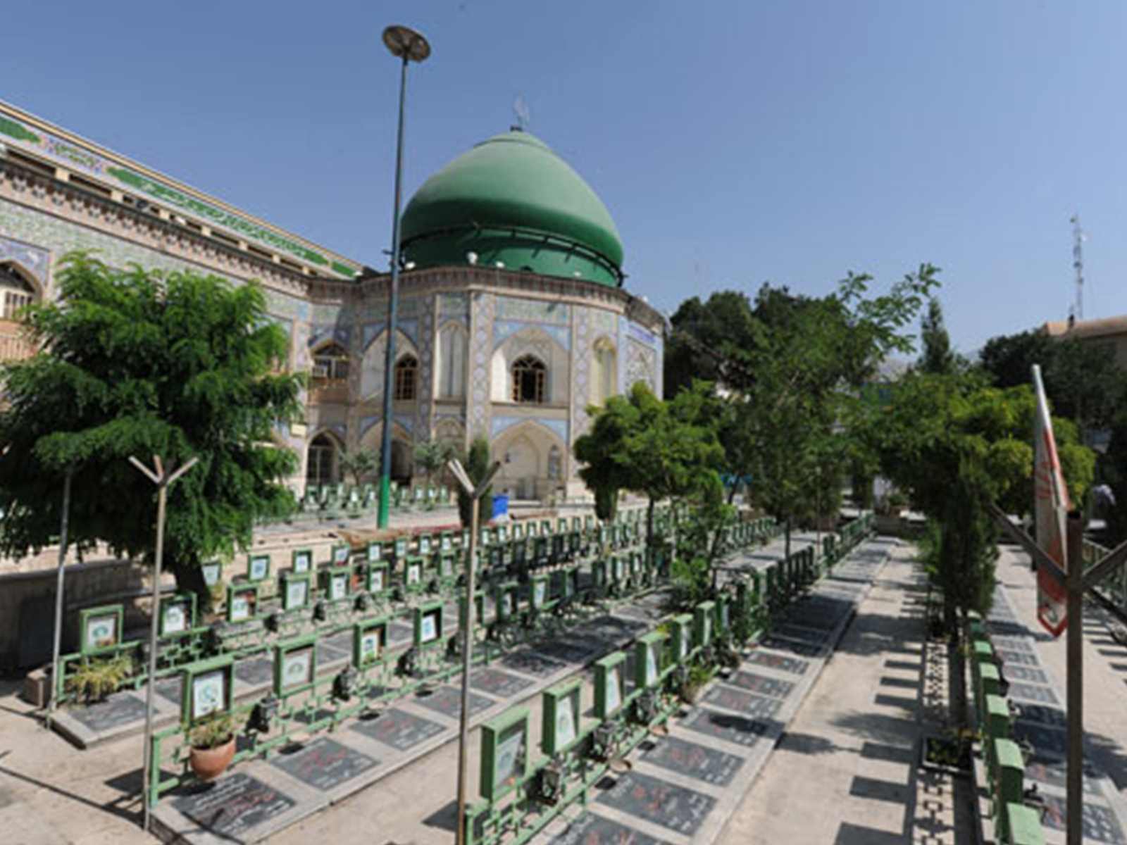 دفن إمامزادة علي أكبر في چیذر ، الواقعة في منطقة 1 في طهران