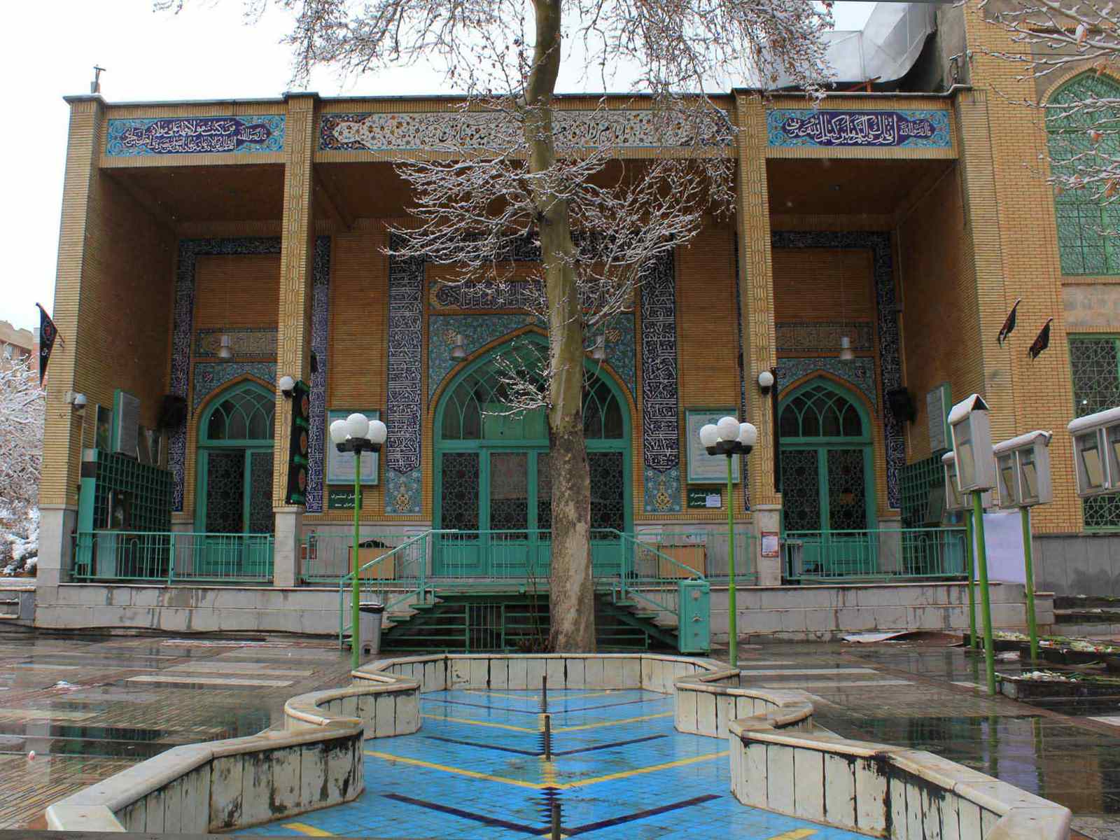 الإمام زاده جعفر و حميد خاتون يقعان في منطقه باغ فیض في طهران