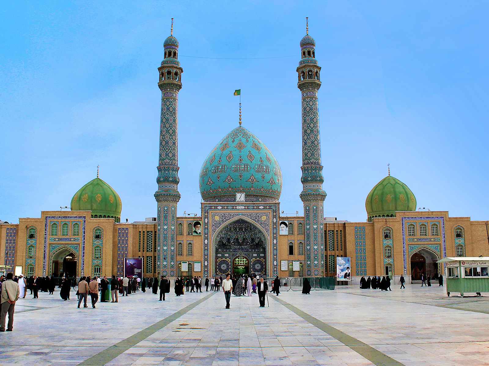 مسجد جمكران ، مسجد يقع على بعد 6 كم من مدينة قم إلى طريق كاشان